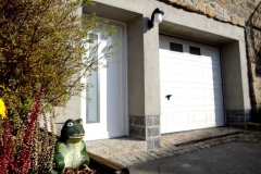 Ferienwohnung-Bautzen-Natuerlich-Eingangsbereich-und-Garage